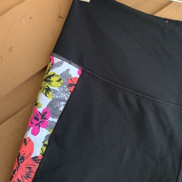 Victoria’s Secret Sport Knockout Floral Leggings - Picture 2 of 5